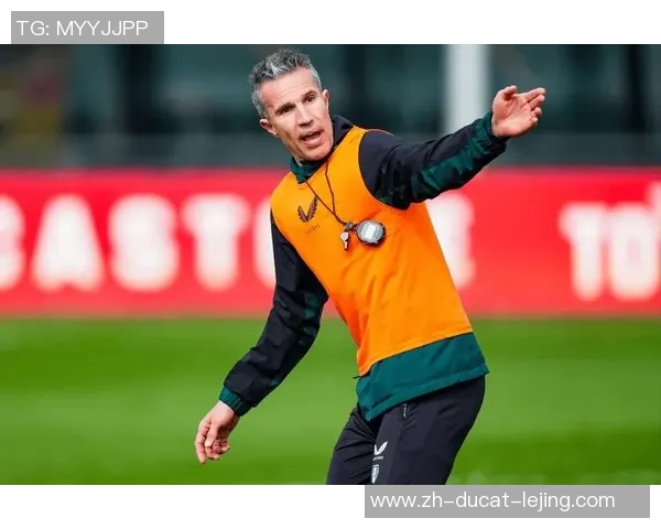 欧联3-4:42岁范佩西率荷甲第2遭罗甲第9绝杀,95分钟丢球酿悲惨剧 欧联3-4:42岁范佩西率荷甲第2遭罗甲第9绝杀,95分钟丢球酿悲惨剧